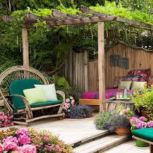 Eine laube oder pergola schützt den lieblingsplatz für die kaffeetafel im freien vor sonne und leichtem regen. Pergola Im Garten 10 Interessante Ideen Fur Gartenlauben Aus Holz