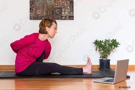 Maybe you would like to learn more about one of these? Frau Mittleren Alters Sieht Yoga Ubungen Online Video Tutorial Auf Foto Vorratig Crushpixel