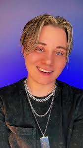 Sarah Wampler's Instagram, Twitter & Facebook