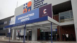 Τεράστιες ουρές δημιουργήθηκαν έξω από το εμβολιαστικό κέντρο περιστερίου από πολίτες που είχαν κλείσει ραντεβού για να κάνουν το εμβόλιο κατά του κοροναϊού. Se Leitoyrgia Dyo Akoma Mega Emboliastika Kentra Sthn Attikh Euronews