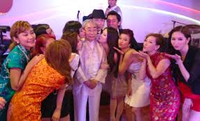 快醒醒，英雄。 距游戏首次公布的八年后， 《赛博朋克2077》终于正式和大家见面了。 进入夜之城的钥匙现在就握在你的手中。 是时候偷一波装备，寻一些刺激或是来一两场超梦体验了! Uj9m4xeglxy Lm