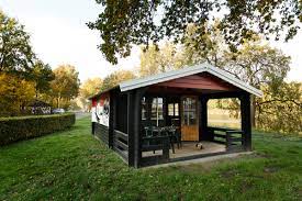 Gasten van de vakantieparken hoeven niet online te reserveren en hebben toegang tot het safaripark en speelland met hun. Ubernachten In Einer Blockhutte Fur 4 Personen Beekse Bergen