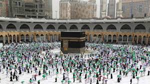 بعد أن ينتهي الحجاج من رمي الجمرات ومغادرة مشعر منى، وأرادوا الخروج من مكة والعودة إلى بلدانهم بعد الانتهاء من المناسك وجب عليهم أن يطوفوا طواف الوداع، بأن يطوفوا حول الكعبة سبعة أشواط. 04 Vs1herqhgam