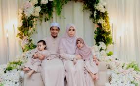 Sehingga kini tiada penjelasan lanjut dari da'i farhan mengenai isu perceraian isteri. Da I Farhan Bekas Isteri Pertama Dah Rujuk Bawang Rangers