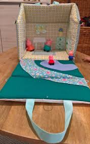 Une Maison Pour Peppa Pig Maison De Poupee Projets De Couture Peppa Pig