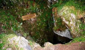 Peștera Liliecilor Din Masivul Rarău Rezervație Speologică și Biospeologică Peșteră Turism Călătorii