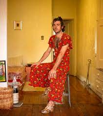 Check spelling or type a new query. Ces Hommes Sont Habilles Avec Les Vetements De Leur Femme