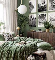 Einen pinken sessel, ein buntes bild oder ein ausdrucksvolles kissen auf dem bett. Schwarze Safari Bilderwand Tierposter Schlafzimmer Ideen Goldrahmen Inspiration Bilderwand Posterstore De