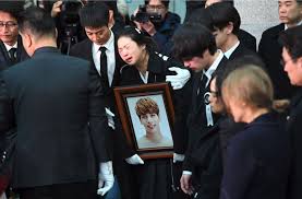 #jongkey #keyhyun #kim jong hyun #kim ki bum #kim key #kim jonghyun #kim kibum #shinee #nu'est #produce 101 #produce 101 season 2 #kim jong hyun #jr #minhyun #ren #choi minki #kang. Die Schwester Des Verstorbenen Sangers Kim Jong Hyun Trug Ein Bild Ihres Bruders Bei Der Prozession Stuttgarter Nachrichten