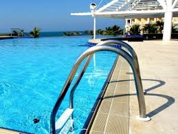 Plage escaliers piscine miroir avec terrasse en bois. Echelle Ou Plage Californienne Pour Piscine Avantages Et Inconvenients Piscine Et Accessoires