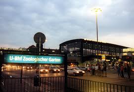 Finden sie online hotels nahe bahnhof zoologischer garten, deutschland. Von Berliner Geschichte Gezeichnet Der Bahnhof Zoo Urbanite Net