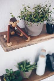 So gibt es beispielsweise bücherregale oder regale für dekorationsgegenstände im wohnzimmer, regale für handtücher und kosmetikartikel im eine sinnvolle lösung kann daher sein, seine regale selber zu bauen. Diy Regal Aus Alten Holzdielen Selbermachen Diy Mobel Selbermachen