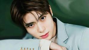 Lipbalm pada awalnya merupakan pelembab bibir yang tidak berwarna, fungsinya sebagai pelembab agar bibir tidak kering dan biasa dipakai . 5 Produk Lip Balm Yang Dipakai Seleb Korea Ada Yang Harganya Affordable