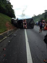 Kemalangan akibat kelajuan pecutan luar biasa 'supercar' myvi di highway kesas, 2 okt 2019. Kemalangan Di Plus Highway Hari Ini