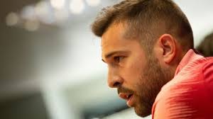 Jordi alba , futbolista del fc barcelona y se la selección española, muestra una nueva imagen con este trasplante de pelo jordi alba se suma a la lista de futbolistas que se han sometido a un injerto. Jordi Alba Estrena Nueva Imagen Tras Someterse A Un Implante Capilar