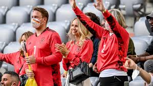 Neuer zählt zu den besten torhütern seiner generation. Offiziell Ne Spielerfrau Hier Jubelt Anika Bissel Ihrem Manuel Neuer Bei Der Em 2021 Zu
