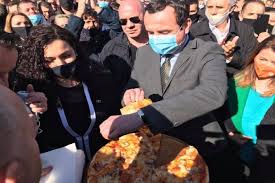 Birincisi oylarını her seçimde arttıran son seçimlerin galibi albin kurdi, diğer isim ise genç hukukçu avukat vjosa osmani. Foto Albin Kurti Dhe Vjosa Osmani Priten Me Pica Lideri I Vetevendosjes Nuk Heziton Balkanweb Com News24