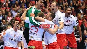 سقط نجم منتخب الدنمارك كريستيان إريكسن مغشيا عليه خلال مباراة بلاده مع فنلندا السبت في الدور الأول من كأس أوروبا في كرة القدم، قبل أن يتدخل فريق الإسعاف الطبي. Ù†ØªÙŠØ¬Ø© Ù…Ø¨Ø§Ø±Ø§Ø© Ø§Ù„Ø¯Ù†Ù…Ø§Ø±Ùƒ ÙˆÙƒØ±ÙˆØ§ØªÙŠØ§ ÙƒØ£Ø³ Ø§Ù„Ø¹Ø§Ù„Ù… Ù„ÙƒØ±Ø© Ø§Ù„ÙŠØ¯ Ù…ÙˆÙ‚Ø¹ ØµØ¨Ø§Ø­ Ù…ØµØ±