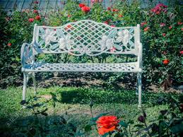 Kategorien decoupage bögen länder städte landschaften. Metall Gartenstuhl Im Garten Weisse Bank Im Rosengarten Lizenzfreie Fotos Bilder Und Stock Fotografie Image 53864134