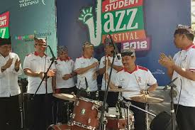 Pengertian aransemen adalah gubahan lagu untuk orkes atau kelompok paduan musik, baik secara vokal maupun instrumental. Banyuwangi Merdeka Com Student Jazz Festival Cara Banyuwangi Ajak Pemuda Kreatif Aransemen Musik