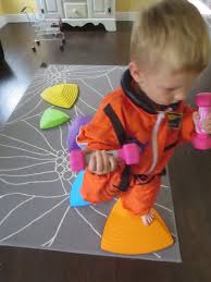 Focusing on kids activities perfect for toddlers and preschoolers. Astronaut Pretend Play