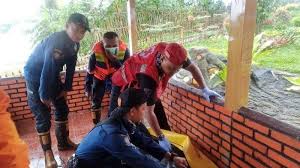 Sebenarnya topik ini tidak langsung berhubungan langsung dengan mari kita bahas topik pasang surut air laut ini satu per satu dengan menggunakan format pertanyaan dan. Hanyut Di Saluran Air Irgi Ferdiansyah Akhirnya Ditemukan Mengapung Di Waduk Saguling Tribunnews Com Mobile