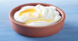 Masque Au Yaourt Et Au Miel Decouvrez Ses Bienfaits Pour La Peau Et Les Cheveux Newsmag Masque Visage Miel Eclaircir La Peau Cheveux Yaourt