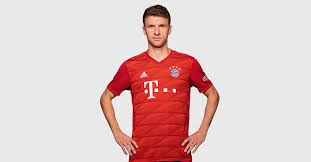 Aber der sponsor steht viel zu nah an dem streifen auf der brust, die namen zu nah an der rückennummer, und die champions league und fair play logos auf den ärmeln wirken auch nicht so homogen. Thomas Mullers Getragenes Und Signiertes Fc Bayern Trikot