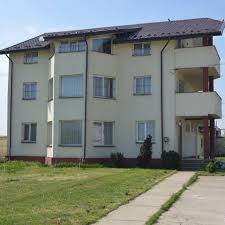 Cladirea este amplasata aproape de drumul principal dar invecinata cu natura oferind ocupantilor o priveliste incantatoare. Centru Plasament Batrani Bradu