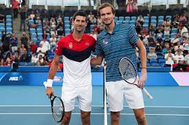 В финале ao джокович переиграл медведева со счетом 7:5, 6:2, 6:2. Medvedev V Upornoj Borbe Ustupil Dzhokovichu V Polufinale Atp Cup Chempionat