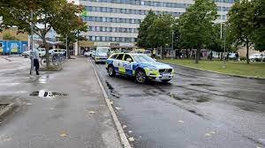 En person har dött efter en skottlossning i ett köpcentrum i skäggetorp i linköping, skriver polisen i ett pressmeddelande. Hxwafciquzj Qm