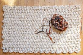 Teppich selber machen fur ein schickes pompom teppich in verschiedenen blautnen selber machen detallierte step by step anleitung. Diy Teppich Makeover Moderne Diy Idee Fur Verschiedene Textilien