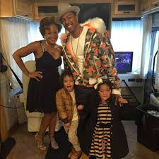 In addition to the twins, nick shares two children with model brittany bell—daughter powerful queen cannon abby de la rosa, nick cannon, twins, father's day 2021. Nick Cannon And Mariah Carey S Twins Make The Cutest Djs Mariah Carey Mariah Carey Twins Mariah Carey Singing
