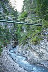 Die Salvesenschlucht Auf Dem Starkenberger Panoramaweg Etappe 3 Wandern Von Obtarrenz Zum Schloss Starkenberg Osterreich Wandern Wanderung Freilichtmuseum