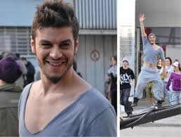 Παραγωγή indigo view 2015 '' μοιάζω με βομβαρδισμένο τοπίο με ένα στιχάκι που είναι μουτζουρωμένο στης ζωής το τελευταίο θρανίο και με πουλί ξενιτεμένο. Lewnidas Kalfagiannhs Pi8anotero Einai Na Kanw Paidi Ektos Gamoy Para Entos Zappit