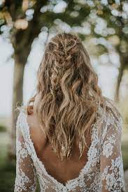 Cheveux Wavy Tresse Avec Chaines Dorees Paillettes Dorees Robe Dentelle Coiffure Mariage Belle Coiffure Coiffure Mariage Mi Long