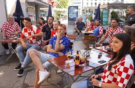 Gespielt wird im londoner wembley stadion. Niederlage Bei Em 2021 Gegen England Kroatische Fans In Stuttgart Zeigen Sich Als Faire Verlierer Stuttgart Stuttgarter Zeitung