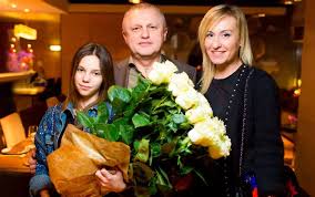 Избрание в парламент стало лебединой песней политика и футбольного функционера. Marina I Yana Surkis U Papy V Pervuyu Ochered Sleduet Pouchitsya Muzhestvu I Sile Haraktera Uverennosti I Nezavisimosti 20 Maya 2019 G Dinamo Kiev Ot Shurika