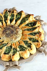Torta salata con pasta sfoglia ricotta e spinaci. Torta A Fiore Girasole Di Pasta Sfoglia