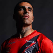 Em campanha publicitária da Adidas, Cano desafiou Alan Patrick a recriar o  gol de falta de Beckham em 2002