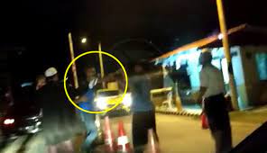 Memastikan hanya kakitangan dan pelawat yang. Dia Tumbuk Muka Tendang Pinggang Saya Pengawal Keselamatan Dipukul Pelawak 90 An The Reporter