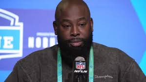 Report: Titans calling teams about trading up to draft QB