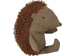 Sie verkauft kohl und salat, sellerie und porree, tomaten und petersilie, aber auch schöne pflaumen, äpfel und birnen und sogar pfirsiche. Maileg Kuscheltier Igel Mama Takatomo De