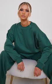 Vert pin et vert sapin sont des noms de couleur synonymes désignant une teinte du champ chromatique vert, généralement sombre, en référence à la couleur générale des arbres à feuillage persistant, pins et sapins. Soldes Sweat Oversize Vert En Stock