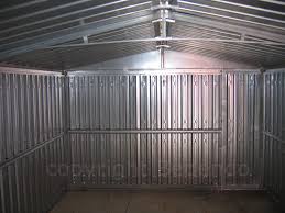 La struttura del box auto è preverniciata e il rivestimento della struttura è realizzato in lamiera zincata a caldo di iº qualità: Box Lamiera Zincata Bedendo Prefabbricati In Acciaio Strutture E Costruzioni Metalliche Box Auto E Garage Prefabbricati Box E Casette Giardino Capannoni Agricoli E Industriali Magazzini