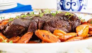 Far rosolare il filetto di vitello condito in un goccio di olio ed eventualmente continuare la cottura in. Ricetta Manzo Arrosto Con Carote Le Ricette Di Buonissimo