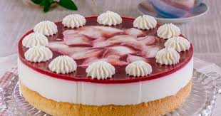 Sommerliche Leichte Himbeer Joghurt Torte Mit Einem Boden Aus Biskuit Und Einer Leichten Joghurt Creme Di Joghurttorte Himbeer Joghurt Torte Kuchen Und Torten