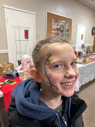 Hi I'm an artist I'm doing drawings for a reasonable price. Thinking about  mothersday gift? I'm doing single person, pet, couple, and family drawings.  (I can merge faces from different photos into