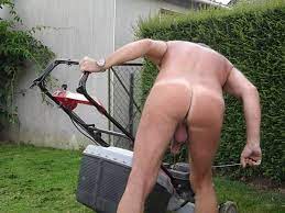 nu dans son jardin