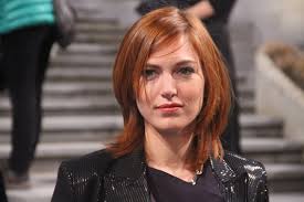 Erika Sainte samen met Aiden Gillen (Game of Thrones) vóór ze in  Brabançonne speelt